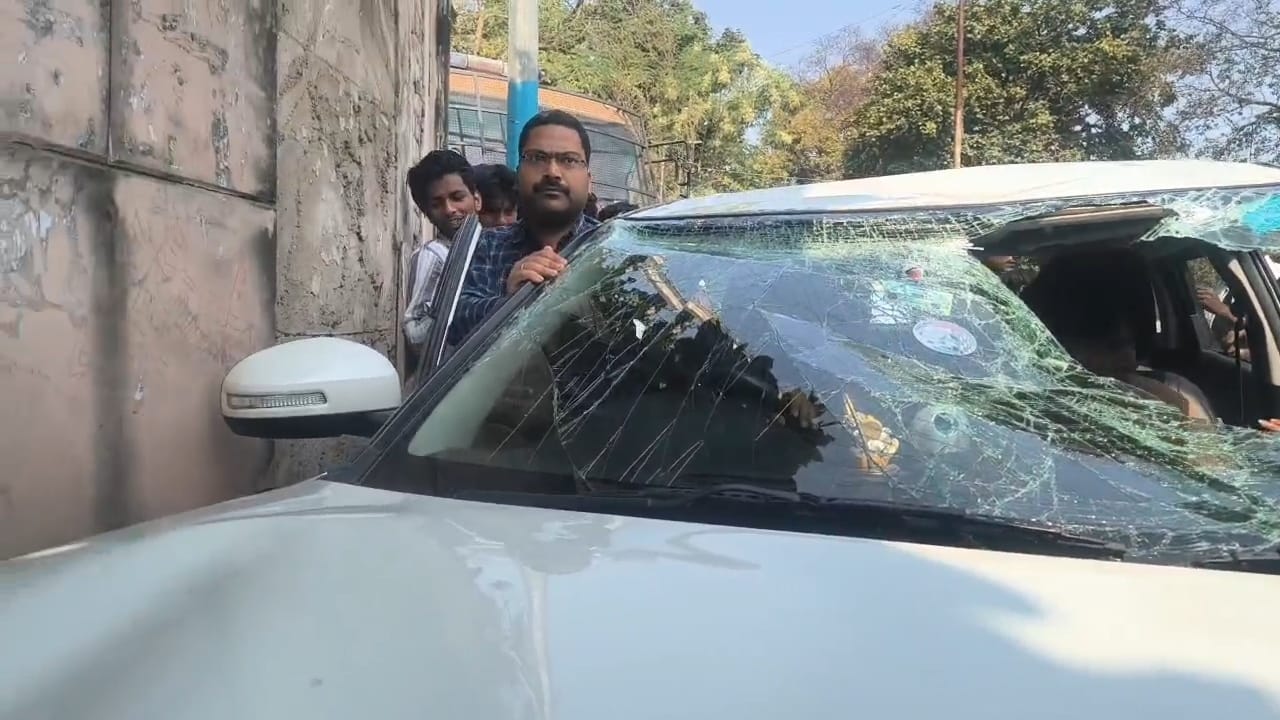 हजरतगंज में चिड़ियाघर के पास क्षतिग्रस्त कार।