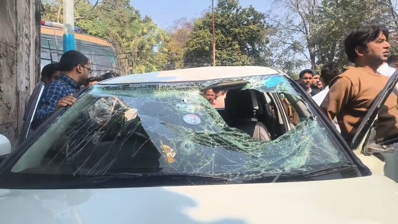 हजरतगंज में चिड़ियाघर के पास क्षतिग्रस्त कार।