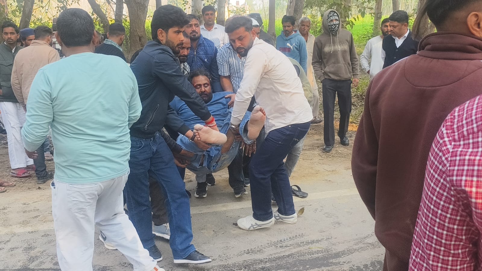 हादसे के बाद मौके पर क्षतिग्रस्त पड़ी बाइक। संवाद हादसे के बाद मौके पर क्षतिग्रस्त पड़ी बाइक। संवाद