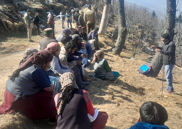 जुब्बल की मांदल पंचायत में बागवानोंं की बेदखली के विरोध में लोगों के साथ सेब उत्पादक संघ के प जुब्बल की मांदल पंचायत में बागवानोंं की बेदखली के विरोध में लोगों के साथ सेब उत्पादक संघ के प
