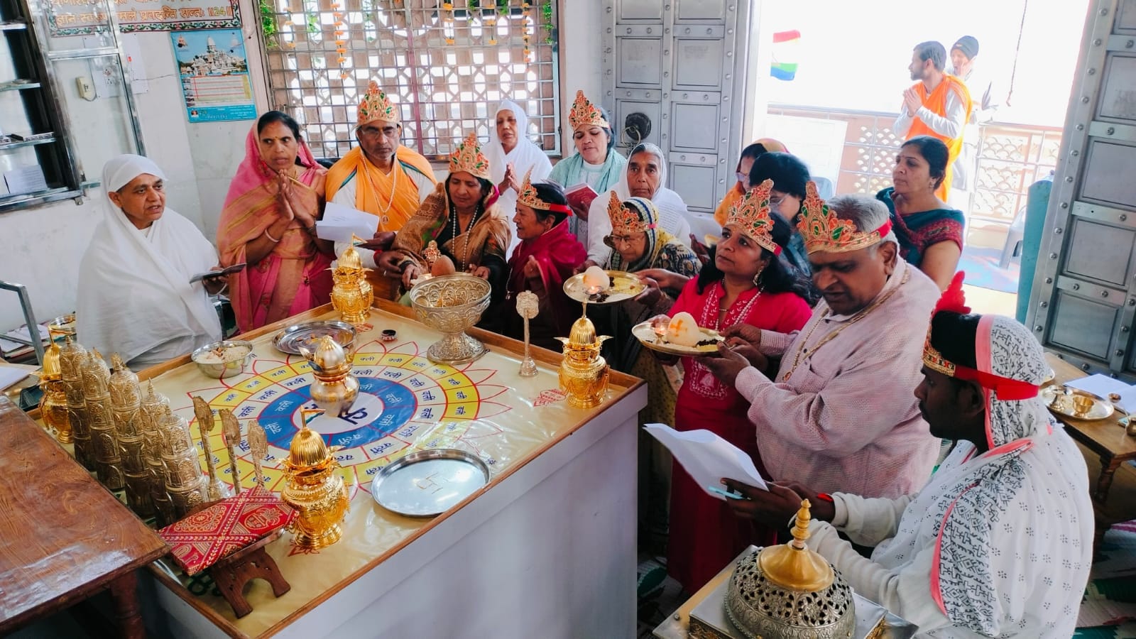 कैलाश पर्वत मंदिर पर पूजा अर्चना करते श्रद्धालु स्रोत संवाद