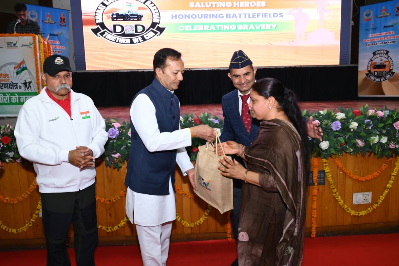 कुरुक्षेत्र। भारत रणभूमि दर्शन यात्रा को फ्लैग-इन करते सांसद नवीन जिंदल और कुलपति प्रो. सोमनाथ 
