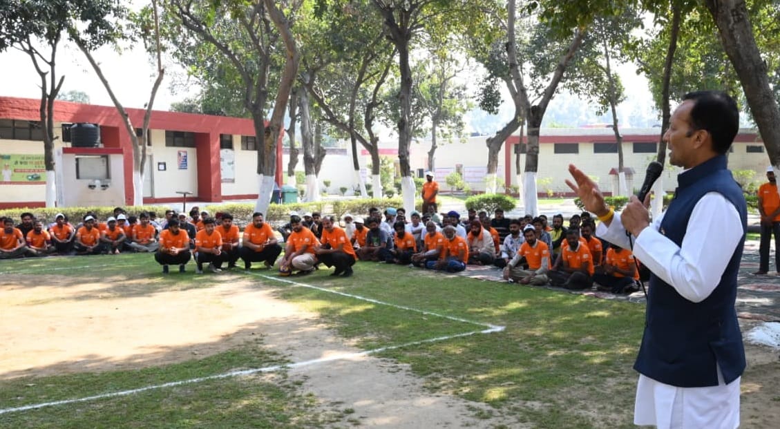 कुरुक्षेत्र। वॉलीबाल खेलते सांसद नवीन जिंदल। स्वयं कुरुक्षेत्र। वॉलीबाल खेलते सांसद नवीन जिंदल। स्वयं