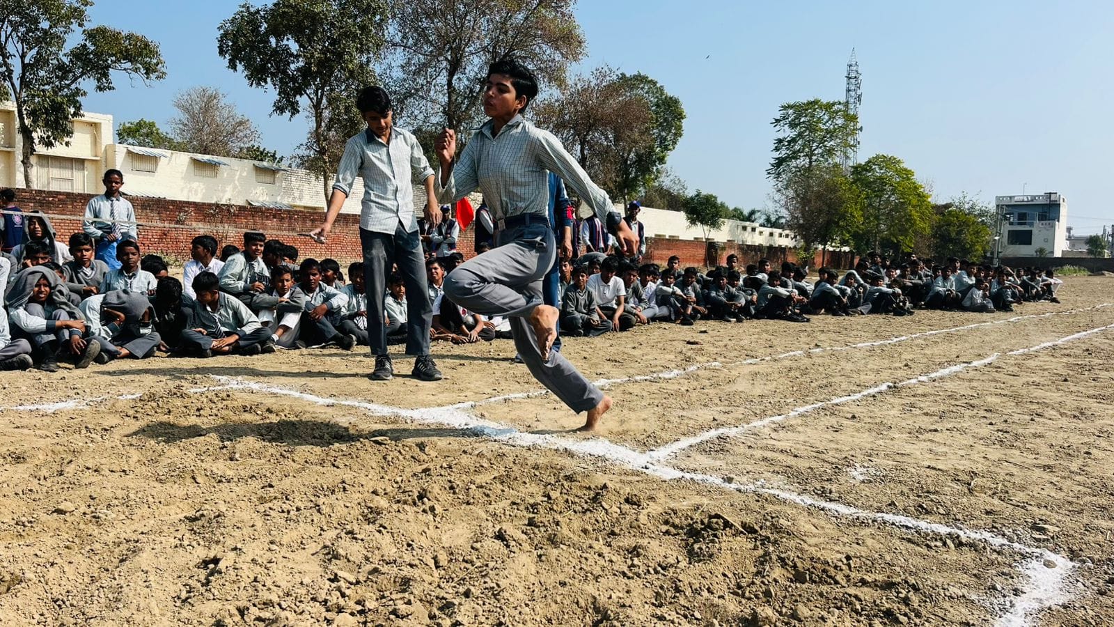 कार्यक्रम में प्रस्तुति देते हुए विद्यार्थी । कार्यक्रम में प्रस्तुति देते हुए विद्यार्थी ।