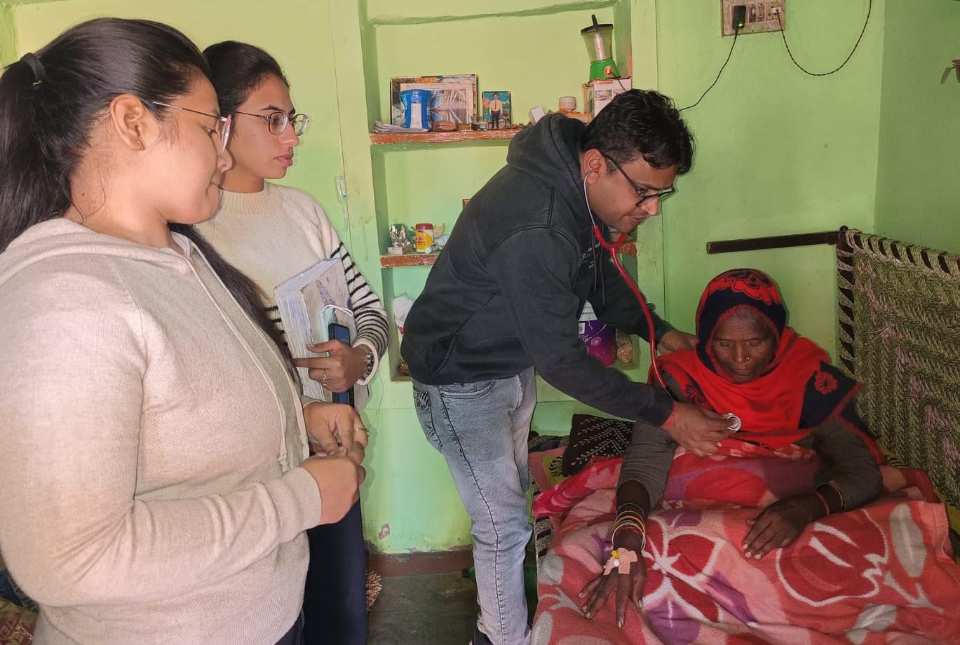 मंडावली के काशीरामपुर में कैंसर पीड़ितों की रिपोर्ट देखते डॉ. अंकित कुमार। संवाद मंडावली के काशीरामपुर में कैंसर पीड़ितों की रिपोर्ट देखते डॉ. अंकित कुमार। संवाद