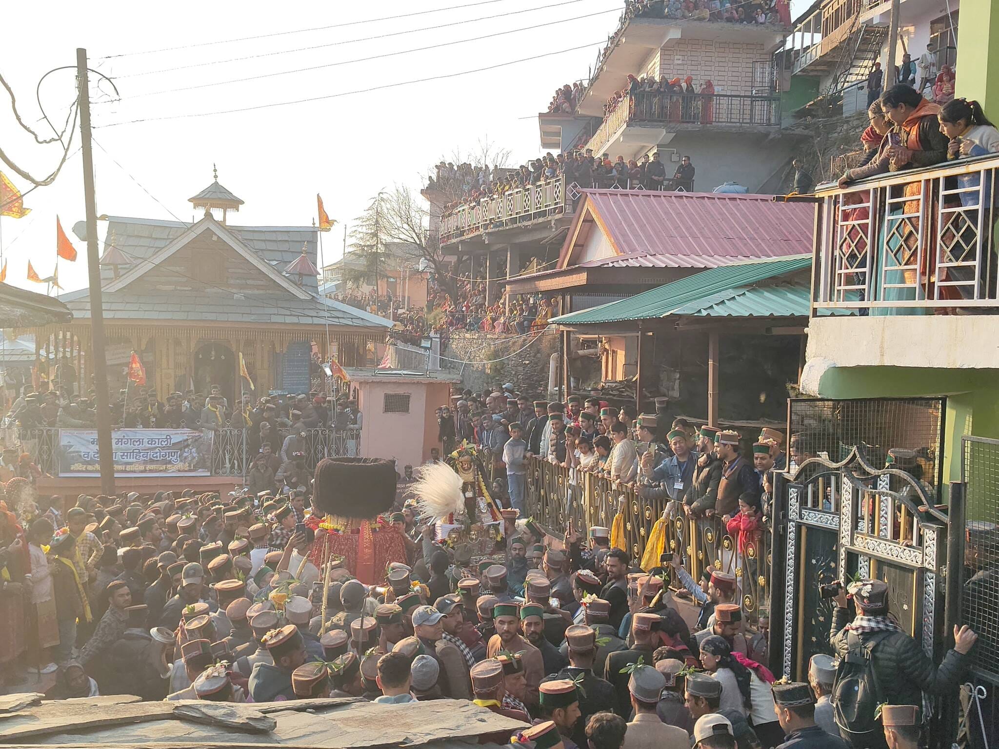 माता मंगला काली और देव अधिष्ठाता दोगणू मंदिर की प्राण-प्रतिष्ठा में पहुंची जाइयों का स्वागत करत