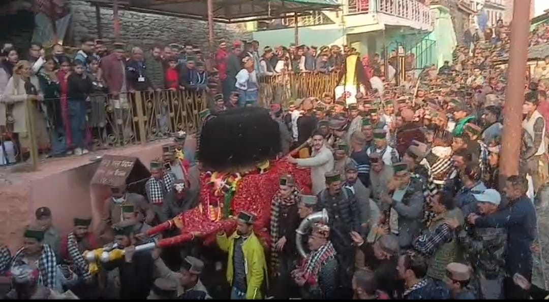 माता मंगला काली और देव अधिष्ठाता दोगणू मंदिर की प्राण-प्रतिष्ठा में पहुंची जाइयों का स्वागत करत
