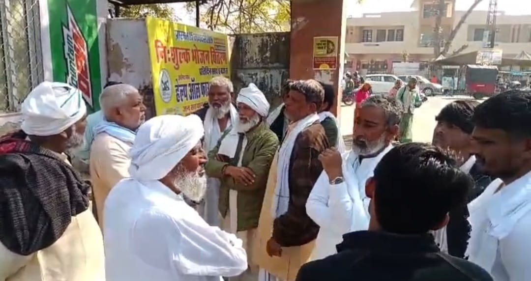 मृतक के परिजन थाने में न्याय की मांग पर अड़े।