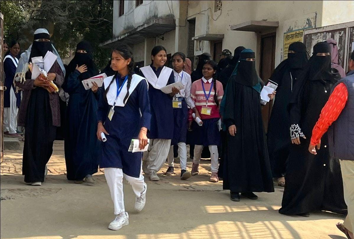 नगर के सोनी धापा इंटर कॉलेज परीक्षा केंद्र से दसवीं की परीक्षा देकर निकलतीं छात्राएं।संवाद नगर के सोनी धापा इंटर कॉलेज परीक्षा केंद्र से दसवीं की परीक्षा देकर निकलतीं छात्राएं।संवाद