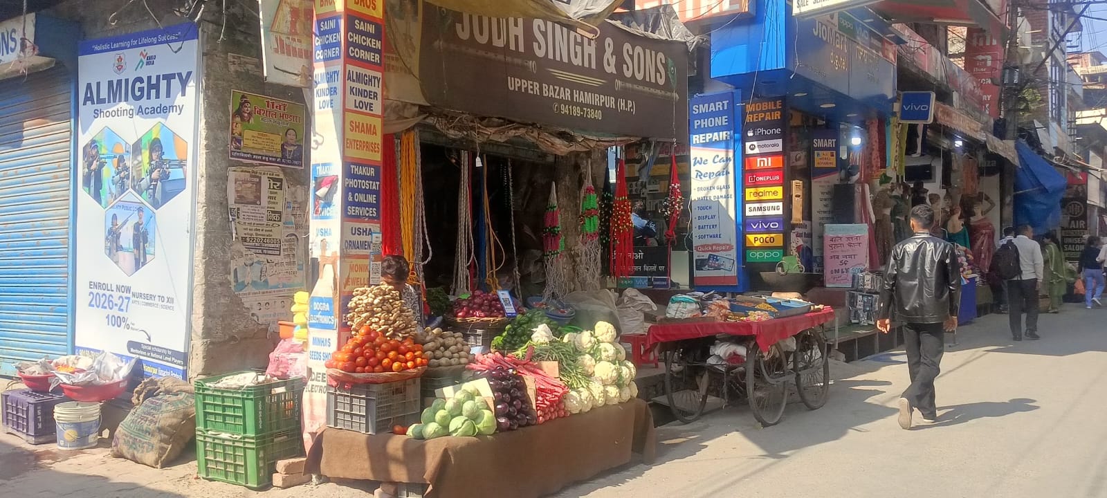 नगर निगम हमीरपुर के तहत मुख्य बाजार में दुकान के बाहर अतिक्रमण कर सजाई गई सब्जी की दुकान। संवाद नगर निगम हमीरपुर के तहत मुख्य बाजार में दुकान के बाहर अतिक्रमण कर सजाई गई सब्जी की दुकान। संवाद