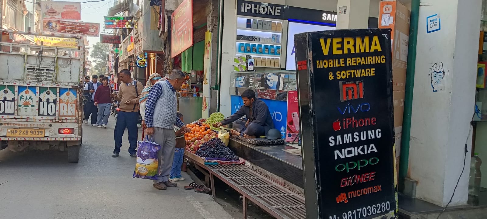 नगर निगम हमीरपुर के तहत मुख्य बाजार में दुकान के बाहर अतिक्रमण कर सजाई गई सब्जी की दुकान। संवाद नगर निगम हमीरपुर के तहत मुख्य बाजार में दुकान के बाहर अतिक्रमण कर सजाई गई सब्जी की दुकान। संवाद