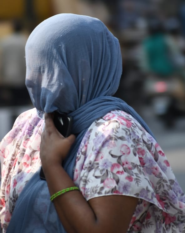राजधानी में धूप से परेशान दिखे लोग। 