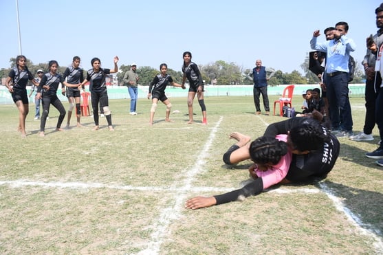 राज्य स्तरीय क्रीड़ा प्रतियोगिता में भाग लेते खिलाड़ी।