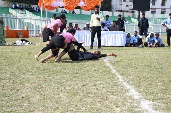 राज्य स्तरीय क्रीड़ा प्रतियोगिता में भाग लेते खिलाड़ी।
