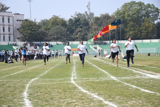 राज्य स्तरीय क्रीड़ा प्रतियोगिता में भाग लेते खिलाड़ी।