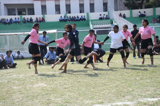 राज्य स्तरीय क्रीड़ा प्रतियोगिता में भाग लेते खिलाड़ी।