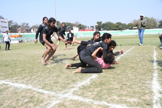 राज्य स्तरीय क्रीड़ा प्रतियोगिता में भाग लेते खिलाड़ी।