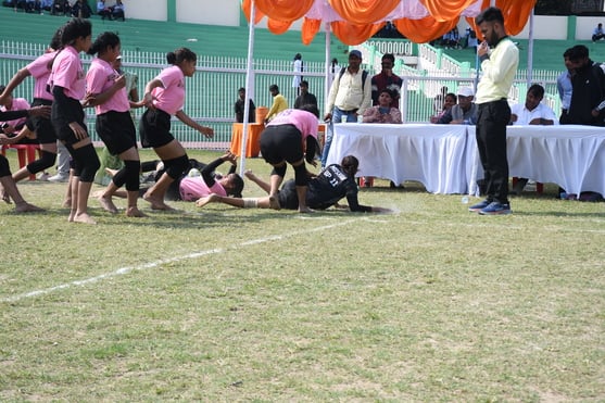 राज्य स्तरीय क्रीड़ा प्रतियोगिता में भाग लेते खिलाड़ी।