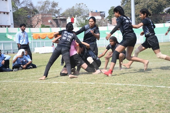राज्य स्तरीय क्रीड़ा प्रतियोगिता में भाग लेते खिलाड़ी।