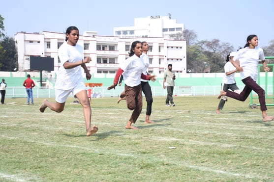 राज्य स्तरीय क्रीड़ा प्रतियोगिता में भाग लेते खिलाड़ी।