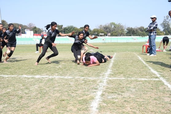 राज्य स्तरीय क्रीड़ा प्रतियोगिता में भाग लेते खिलाड़ी।