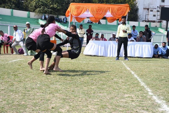 राज्य स्तरीय क्रीड़ा प्रतियोगिता में भाग लेते खिलाड़ी।