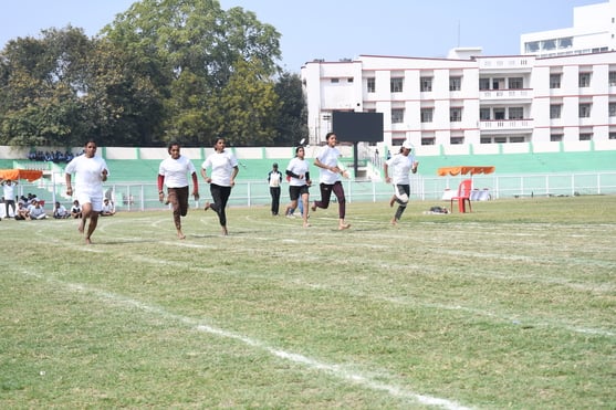 राज्य स्तरीय क्रीड़ा प्रतियोगिता में भाग लेते खिलाड़ी।
