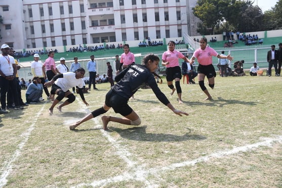 राज्य स्तरीय क्रीड़ा प्रतियोगिता में भाग लेते खिलाड़ी।