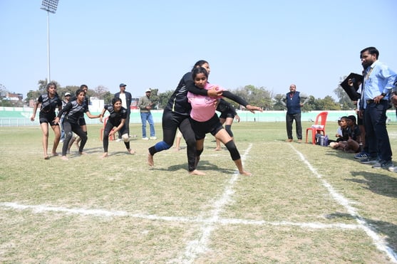राज्य स्तरीय क्रीड़ा प्रतियोगिता में भाग लेते खिलाड़ी।