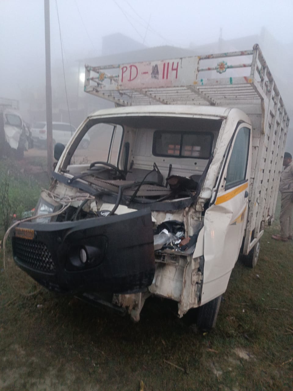 रामकोला क्षेत्र के पडरौना मार्ग पर इन्दर सेनवा मोड पर कोहरा में दुर्घटनाग्रस्त वाहन।स्रोत-सोशल 