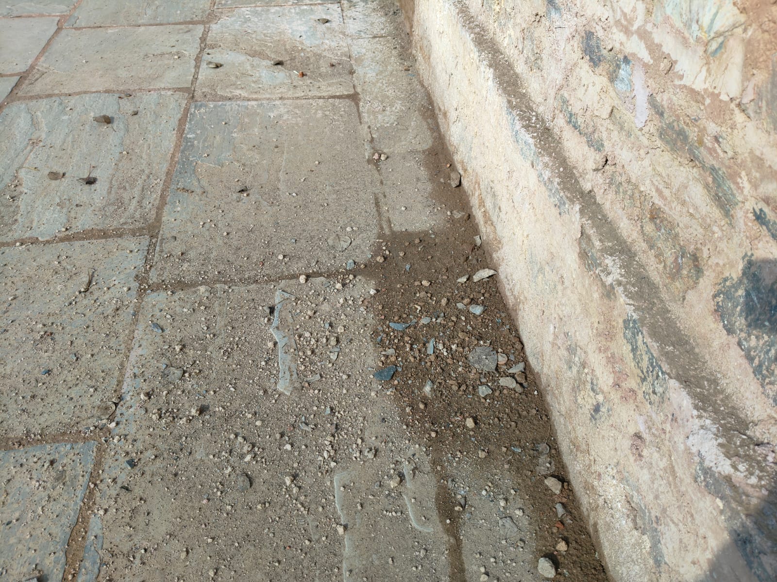 सोलहाराही तालाब परिसर में टूटा बेंच। संवाद सोलहाराही तालाब परिसर में टूटा बेंच। संवाद