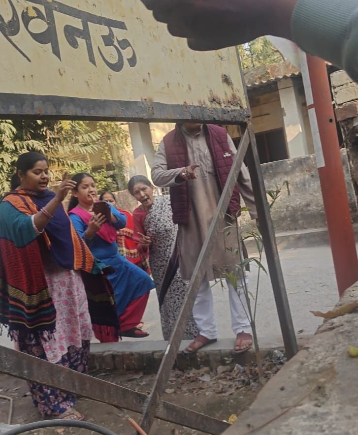 स्मार्ट मीटर लगाने से रोका। स्मार्ट मीटर लगाने से रोका।