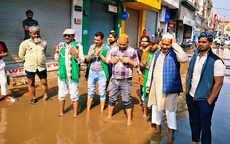 सरधना। मोहल्ला गंज बाजार में जलभराव के विरोध में पालिका की शव यात्रा निकालते व्यापारी। संवाद सरधना। मोहल्ला गंज बाजार में जलभराव के विरोध में पालिका की शव यात्रा निकालते व्यापारी। संवाद
