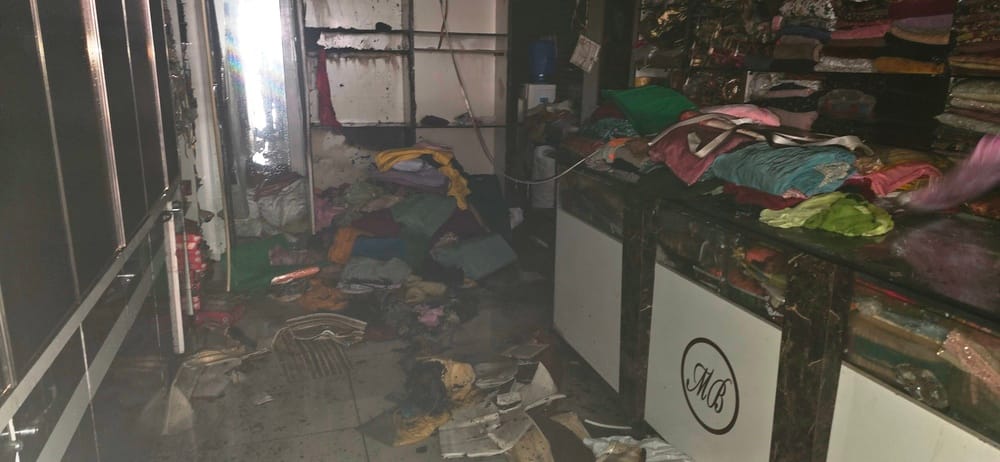शाहाबाद। आग पर काबू पाते अग्निशमन कर्मचारी। संवाद शाहाबाद। आग पर काबू पाते अग्निशमन कर्मचारी। संवाद