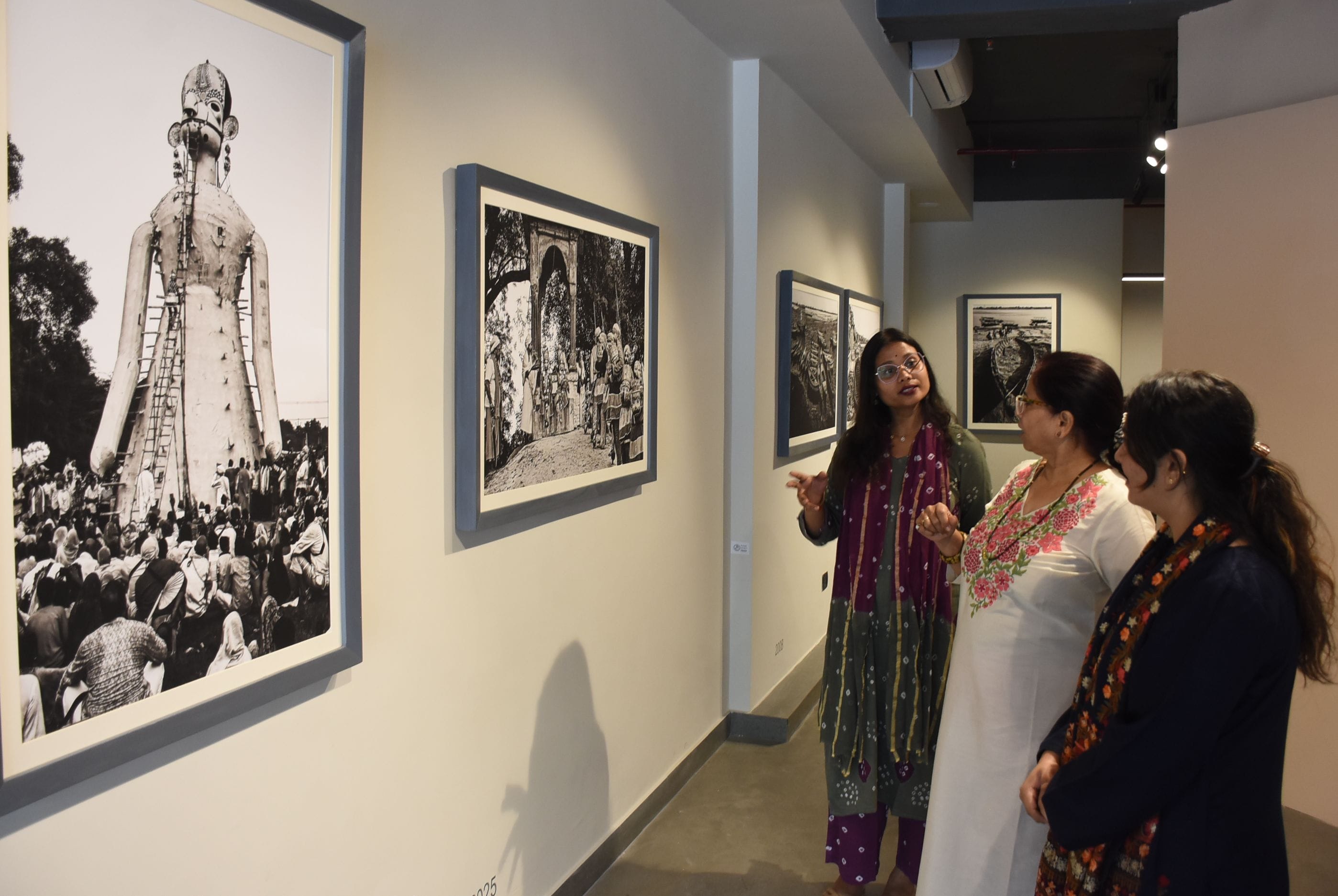 शैलेंद्र कुमार के चित्रों में उतरे काशी के घाट