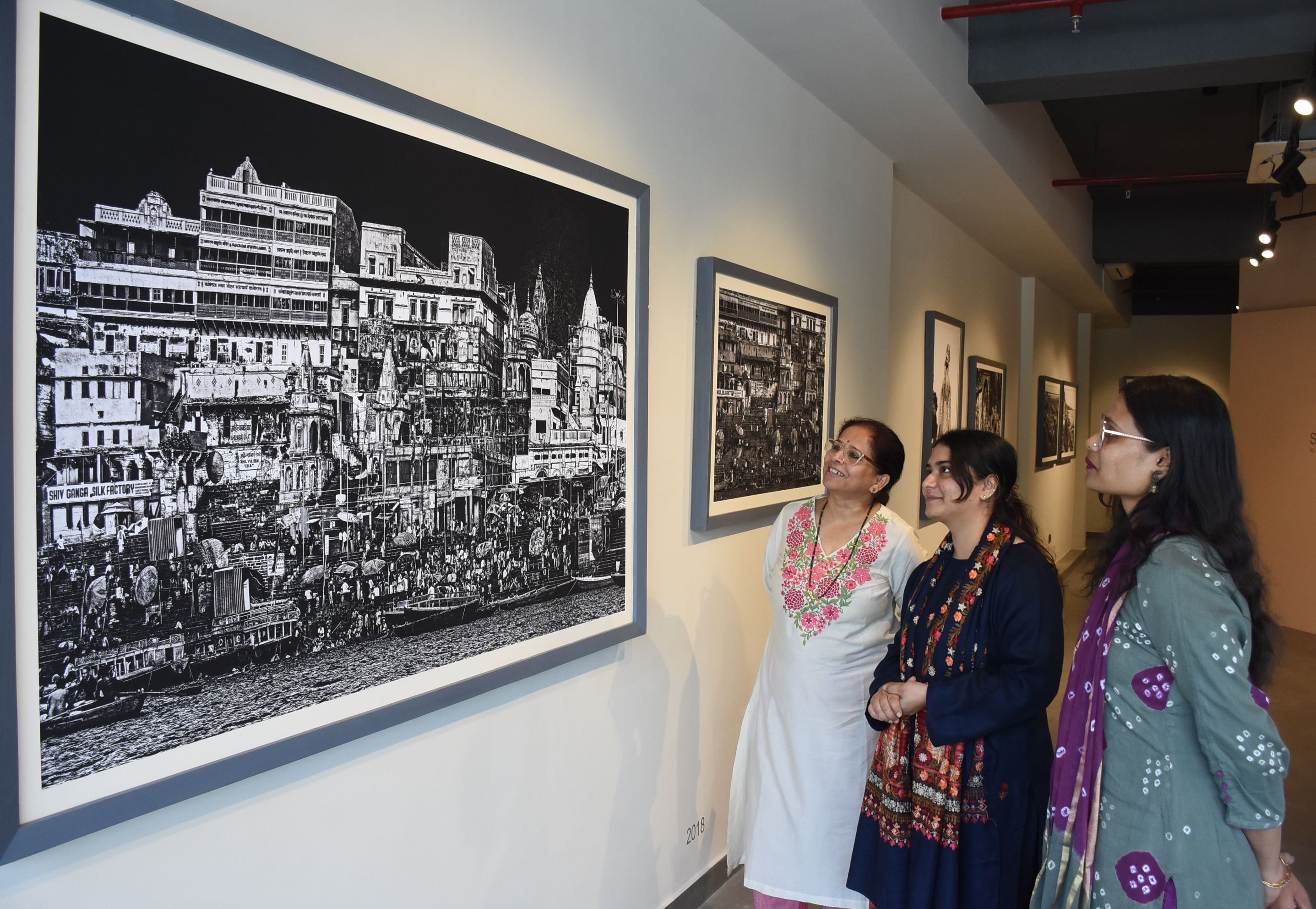 शैलेंद्र कुमार के चित्रों में उतरे काशी के घाट