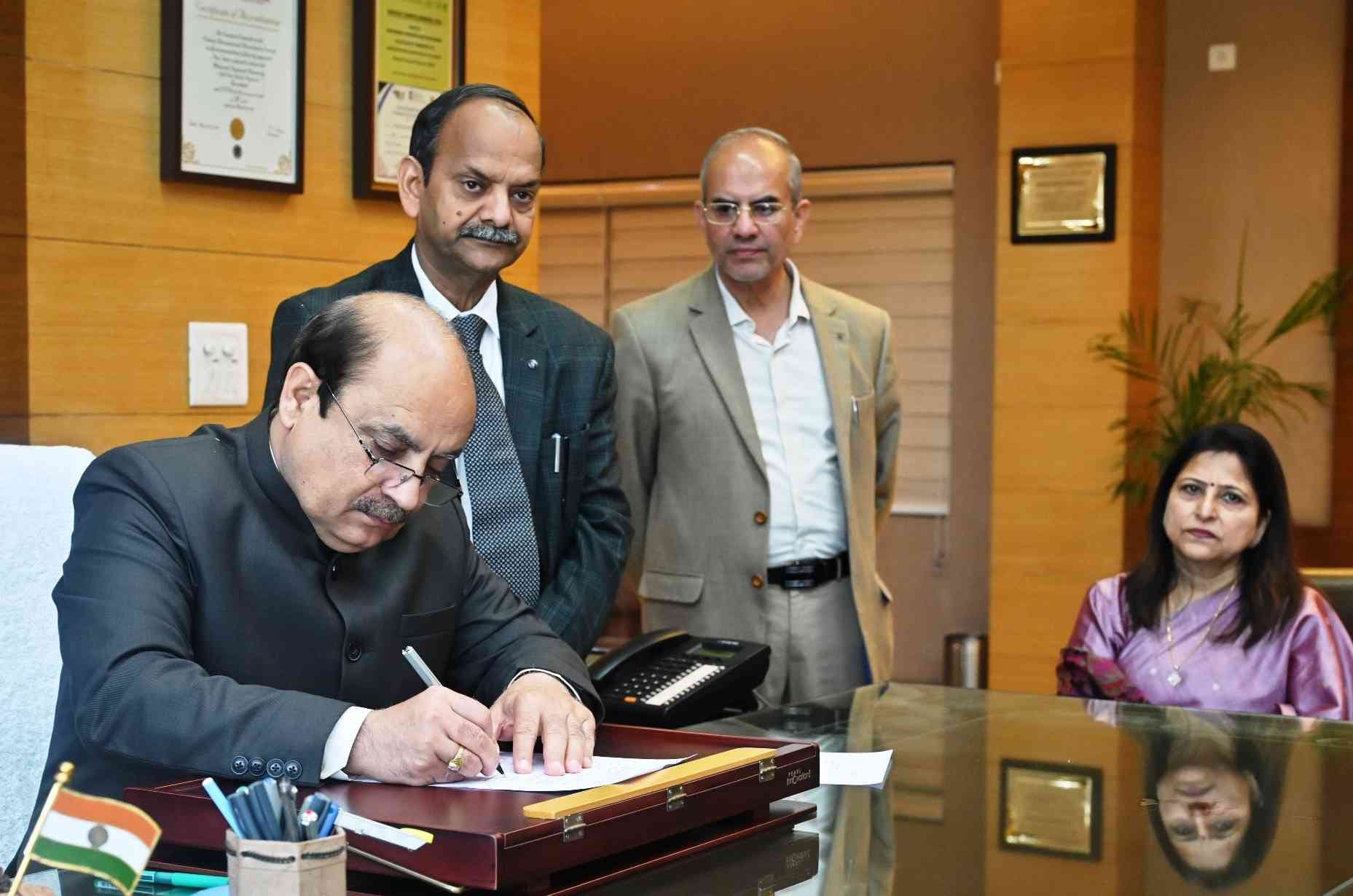 12-एमडीयू में कुलपति का कार्यभार संभालने के बाद शिक्षकों के साथ बैठक करते प्रो. सोमनाथ सचदेवा।