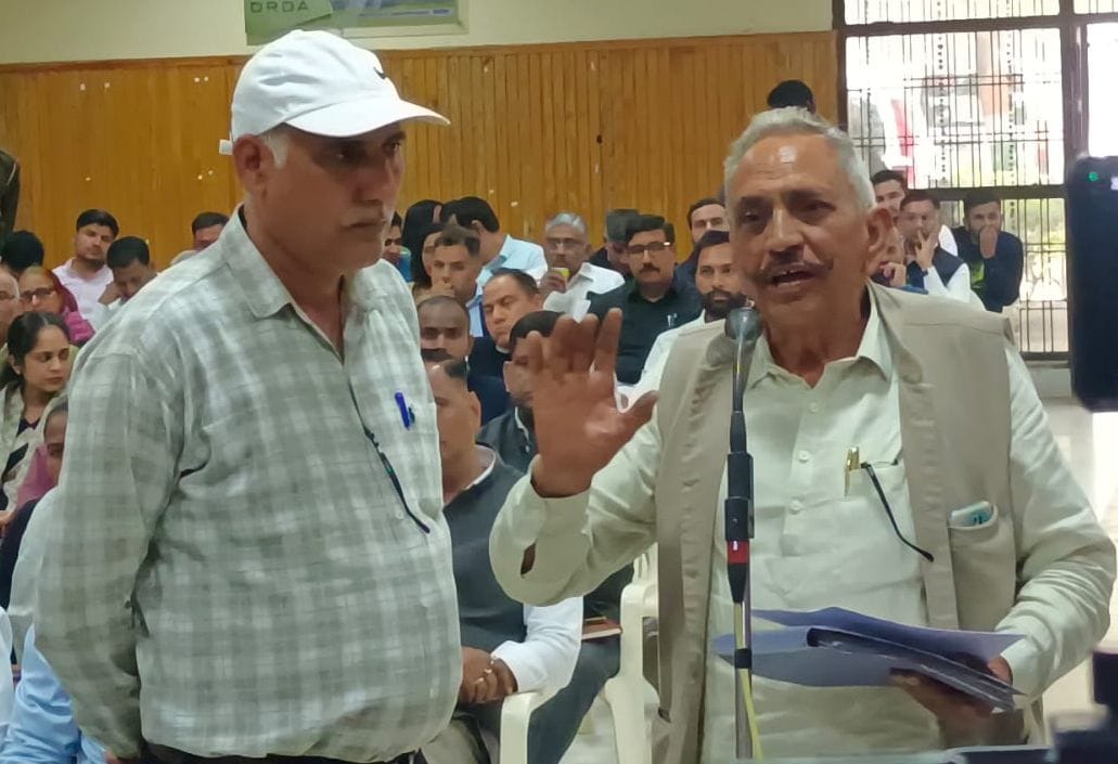 18-विकास भवन में जिला लोक संपर्क एवं परिवेदना समिति की मासिक बैठक में शिकायत सुनने पर अधिकारिय