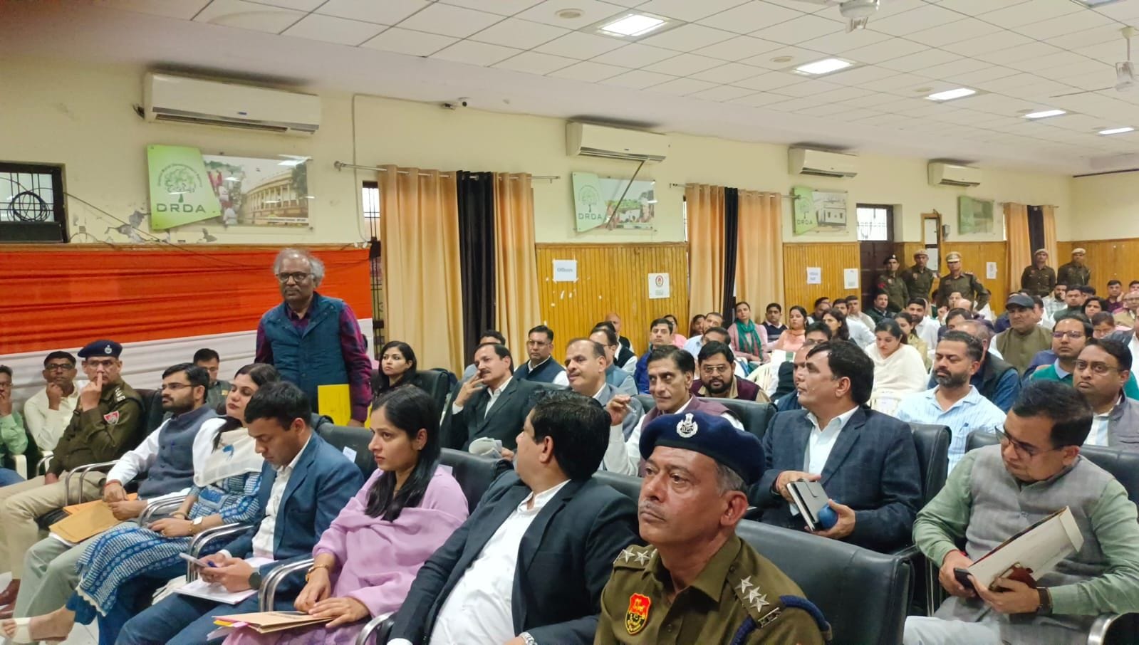 18-विकास भवन में जिला लोक संपर्क एवं परिवेदना समिति की मासिक बैठक में शिकायत सुनने पर अधिकारिय