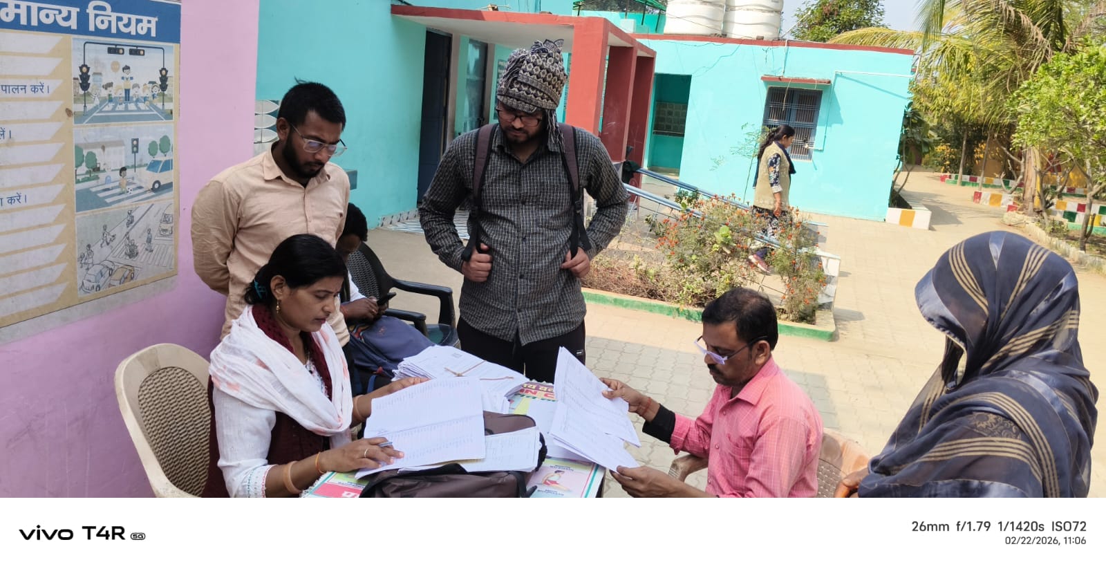 22 सीकेटीपी-23- चित्रकूट इंटर कालेज में लगे बूथ अभियान में जमीन में बैठकर लिस्टचेक करते मतदाता।