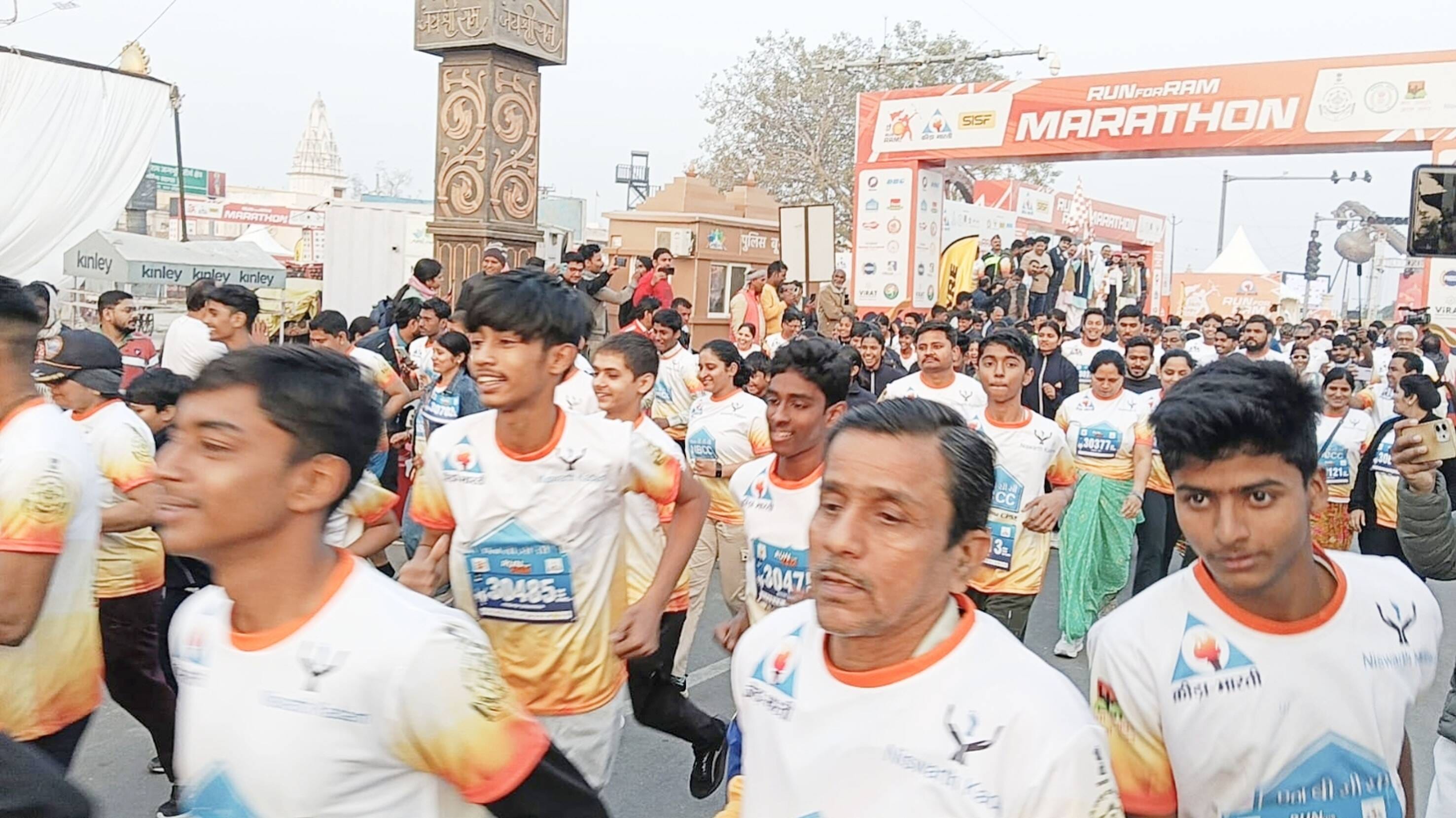 34-रन फॉर राम में आयोजित दौड़ में विजेता को एक लाख 25 हजार का चेक सौंपते अतिथि।-संवाद 34-रन फॉर राम में आयोजित दौड़ में विजेता को एक लाख 25 हजार का चेक सौंपते अतिथि।-संवाद