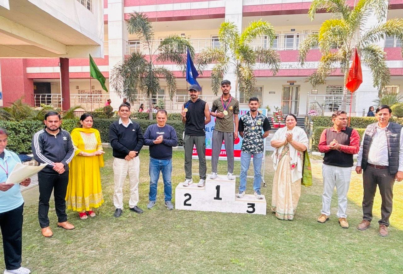 आईबी कॉलेज में वार्षिक खेलकूद प्रतियोगिता में लंबी कूद लगाता खिलाड़ी। - संस्थान