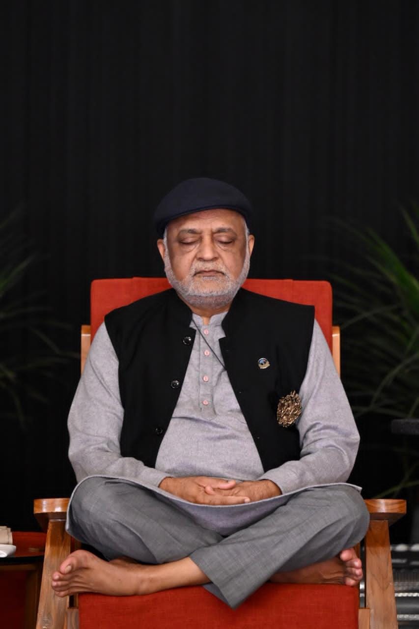 आरसी मिशन आश्रम में ध्यान में लीन विदेशी महिला अभ्यासी। स्रोत : आयोजक