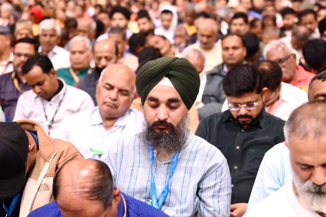 आरसी मिशन आश्रम में ध्यान में लीन विदेशी महिला अभ्यासी। स्रोत : आयोजक