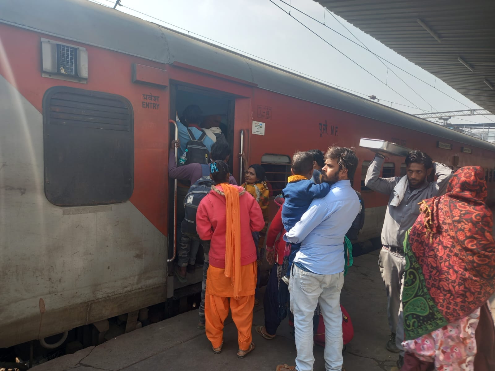 अंबाला कैंट रेलवे स्टेशन के प्लेटफार्म तीन पर आई आम्रपाली एक्सप्रेस में चढ़ने की कोशिश करते या