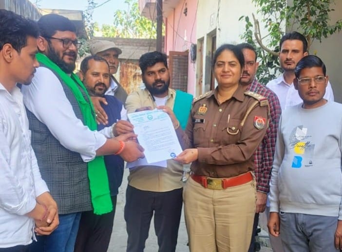 बहसूमा। भाकियू अम्बावत के प्रदेश सचिव मोनू पवार पुलिस को ज्ञापन सौंपते हुए फोटो स्वयं मोनू