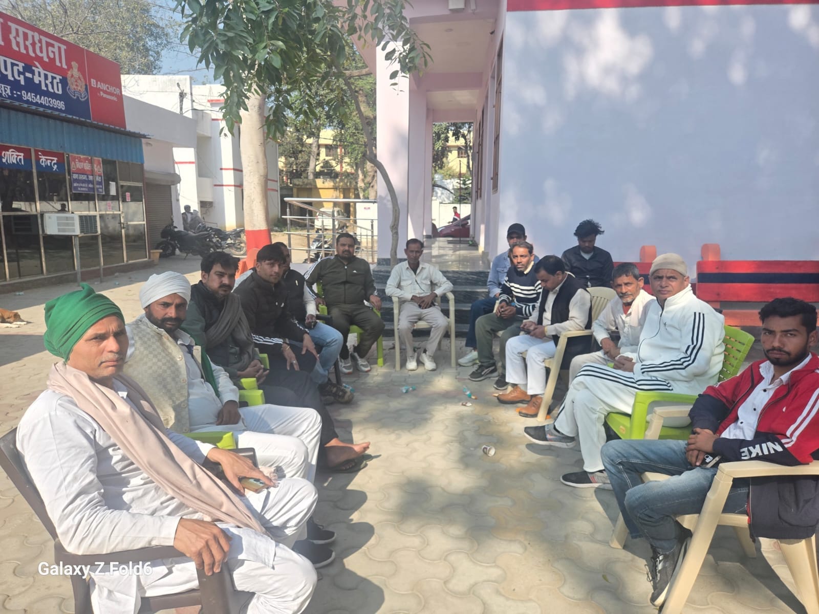 बहसूमा। भाकियू अम्बावत के प्रदेश सचिव मोनू पवार पुलिस को ज्ञापन सौंपते हुए फोटो स्वयं मोनू