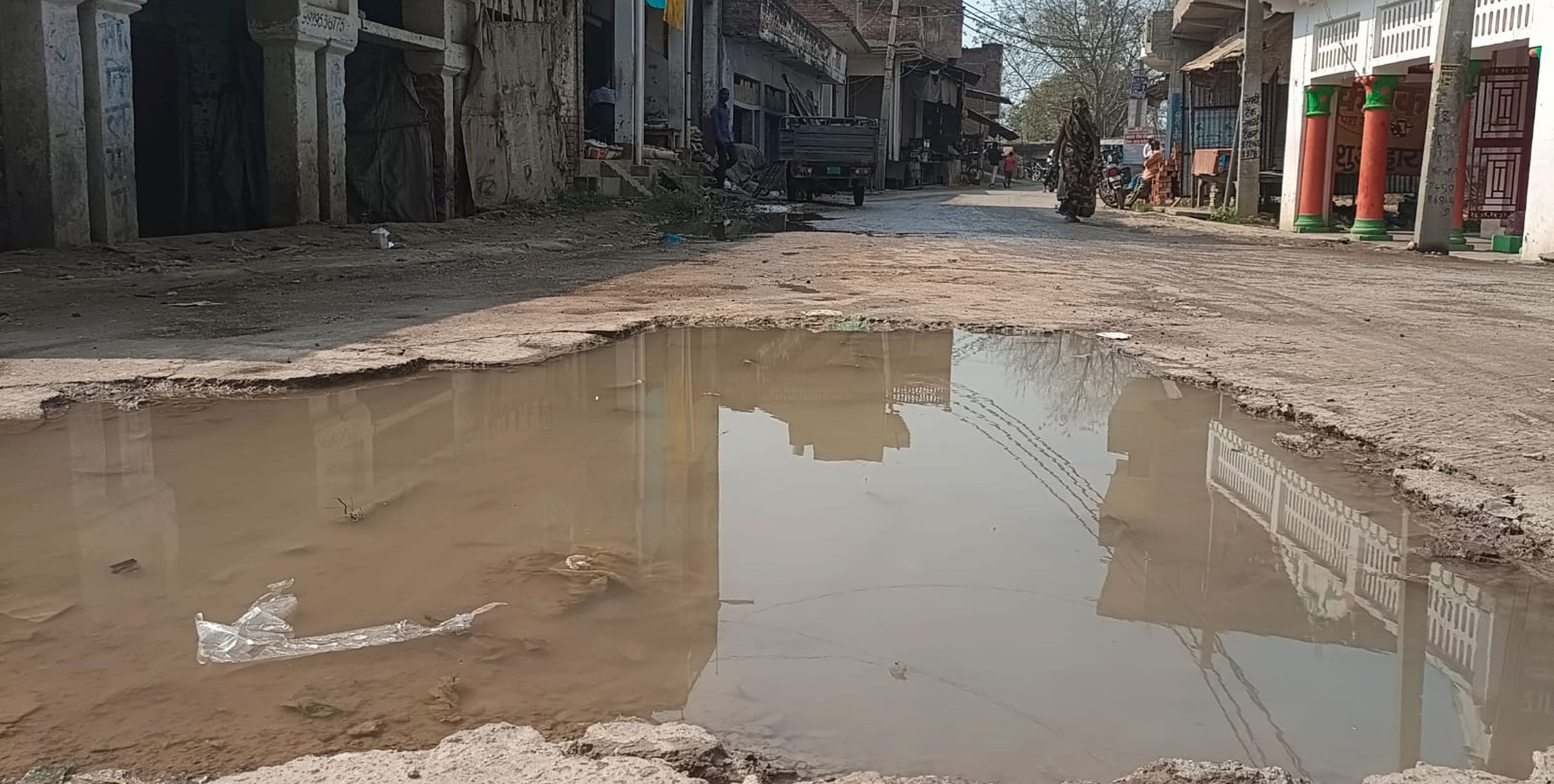 फोटो-03-वाटर लाइन क्षतिग्रस्त से सीसी सड़क पर हुए गड्ढे में भरा पानी। संवाद फोटो-03-वाटर लाइन क्षतिग्रस्त से सीसी सड़क पर हुए गड्ढे में भरा पानी। संवाद