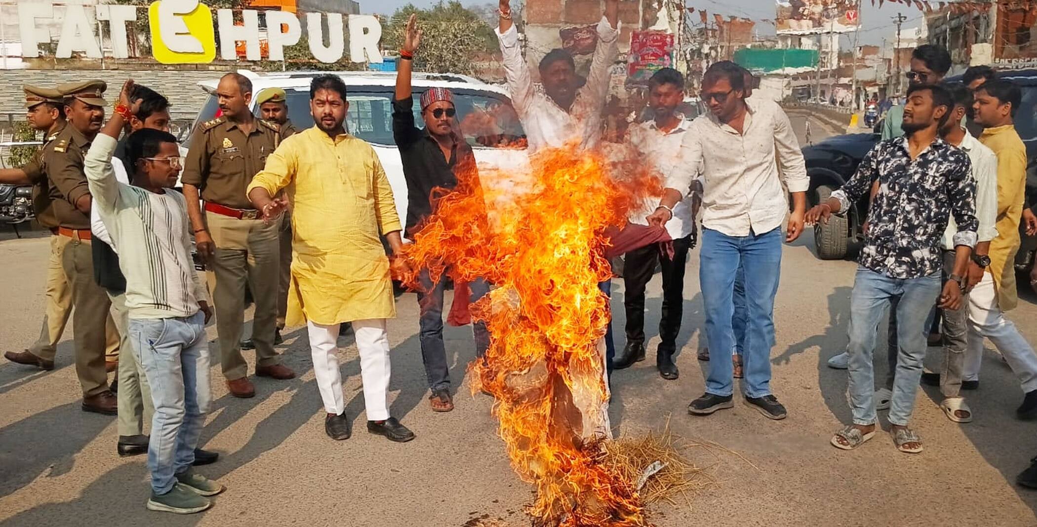 फोटो-05-शहर के पटेलनगर चौराहे में राहुल गांधी का पुतला फूकते भाजयुमो के पदाधिकारी। संवाद