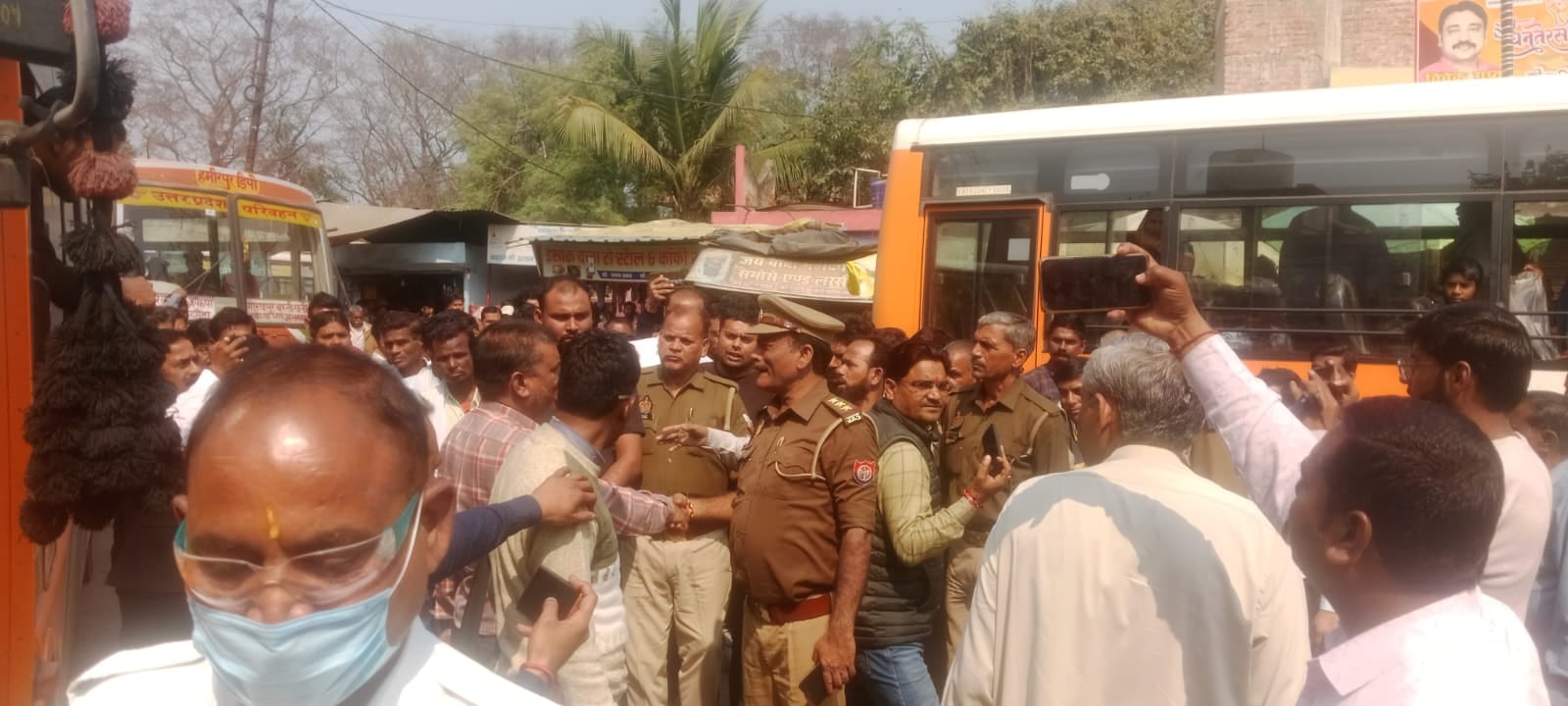 फोटो 21 एचएएमपी 20- शहर के बस अड्डा स्थिति मुख्य सड़क पर तिरछा खड़ी रोडवेज बस। संवाद